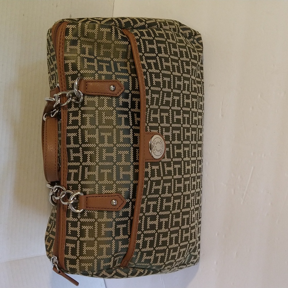 EUC. Tommy Hilfiger olive green logo barrel shaped purse.